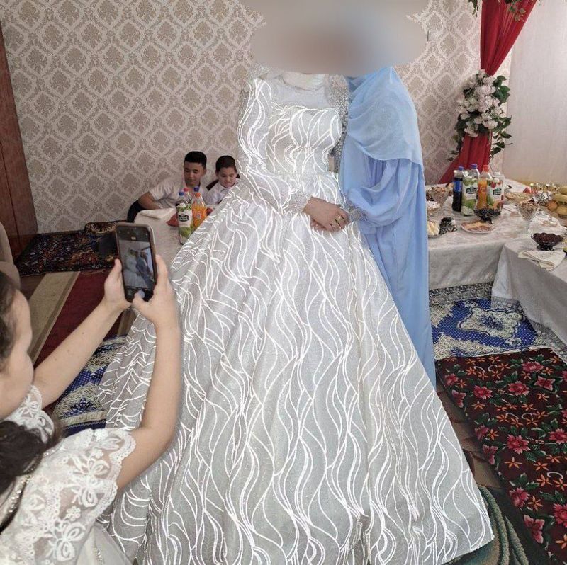 Kelin ko'ylak bir martta kiyilgan Kelin ko'ylak bir martta kiyilgan
