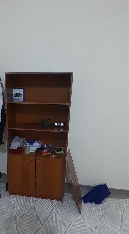 Книжный шкаф сотилади