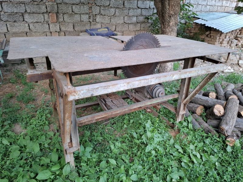 Деревообрабатывающий станок Деревообрабатывающий станок