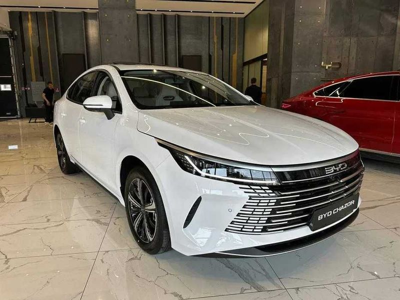 BYD Chazor gibrid 2023 noble pozitsiyasi