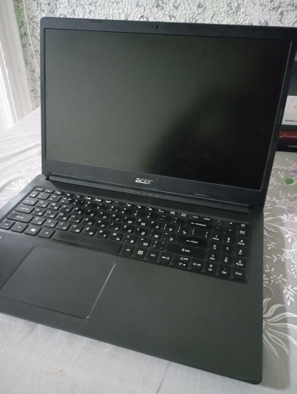 Acer notebok sotiladi