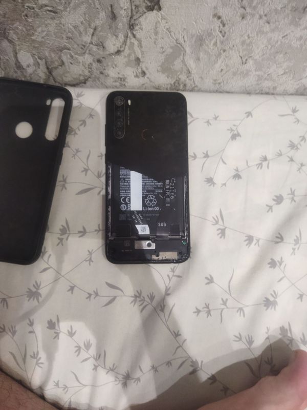 Redmi not 8 faqat orqasi ozgina singan Redmi not 8 faqat orqasi ozgina singan