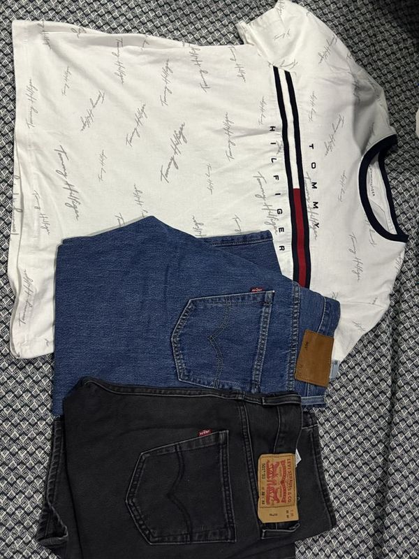 Оригинал Tommy hilfiger футболка и две пары джинс levis Оригинал Tommy hilfiger футболка и две пары джинс levis