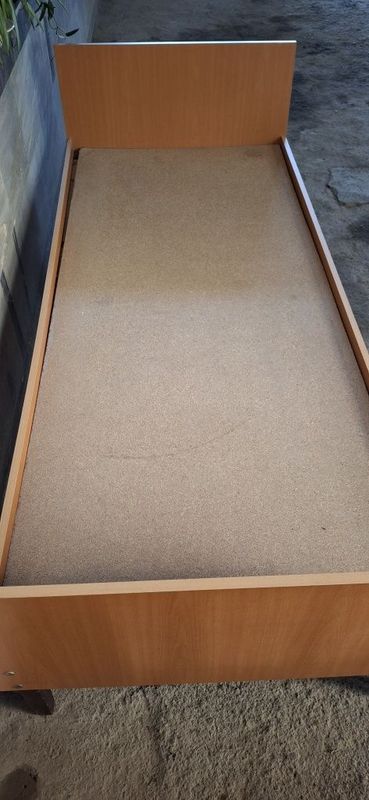 Bir kishi un muljallangan divan sotiladi Bir kishi un muljallangan divan sotiladi