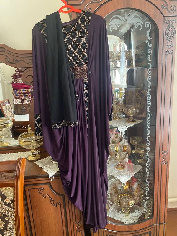 Abaya ko’yne qzla.Yengi razmeri 52-56gacha keladi