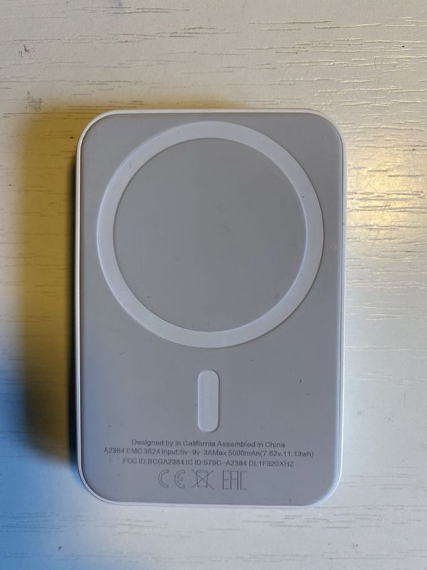 Продам MagSafe Battery Pack Apple — отличное состояние Продам MagSafe Battery Pack Apple — отличное состояние