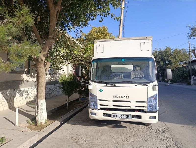 Isuzu NQR 71 PL . Isuzu NQR 71 PL .