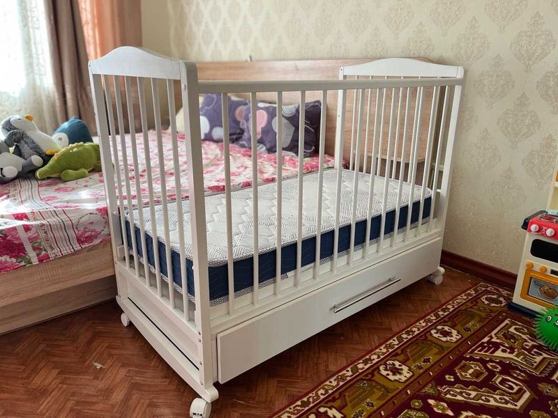 Детская кроватка 120х60 с ящиком в хорошем сост-и.массив березы Россия