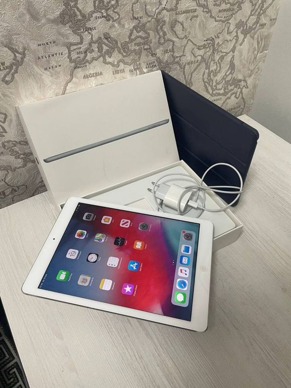 Apple Ipad Air + полний состав(каробка + док + зарядка+ чехол)