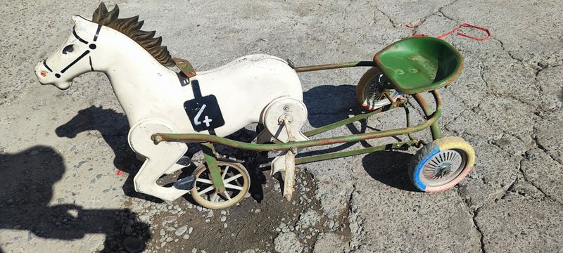 Детская педальная игрушка Конь машинка Детская педальная игрушка Конь машинка