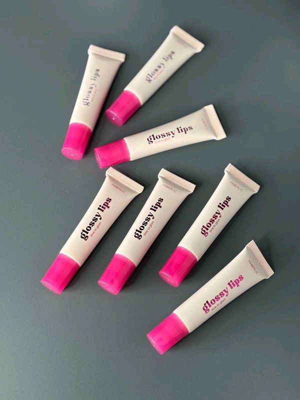 Glossy Lips hajm effekti bilan lab jilosi