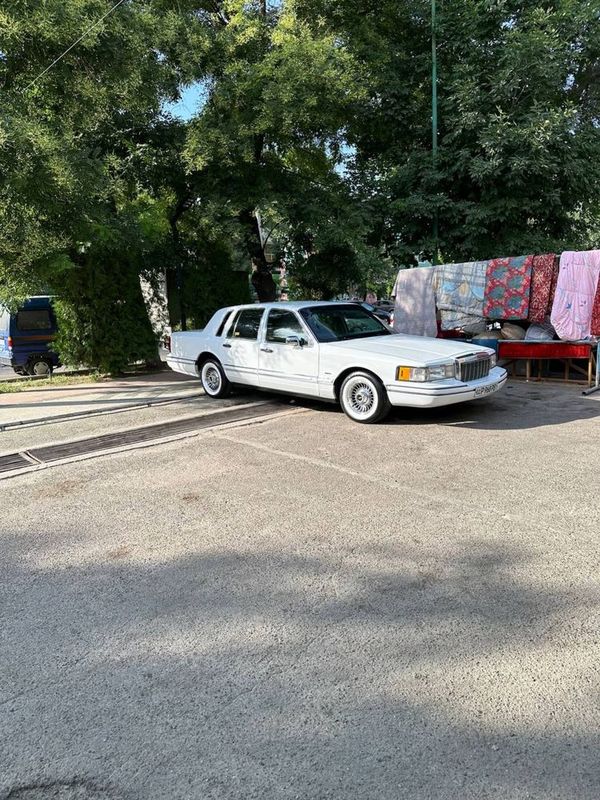 Lincoln town car