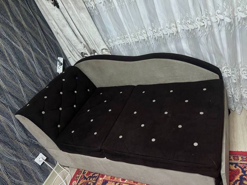 Divan sotiladi. Divan sotiladi.