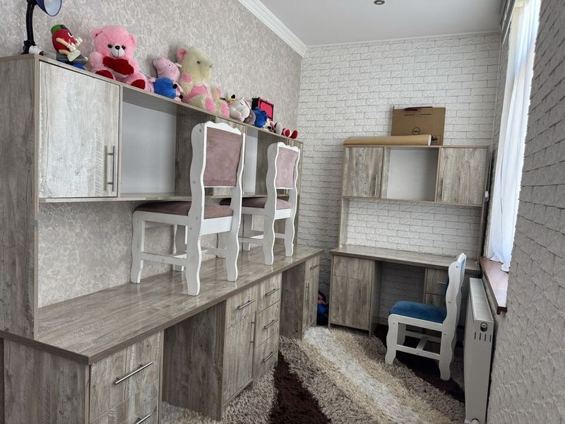 Mebel stullulari bilan 3 ta Mebel stullulari bilan 3 ta