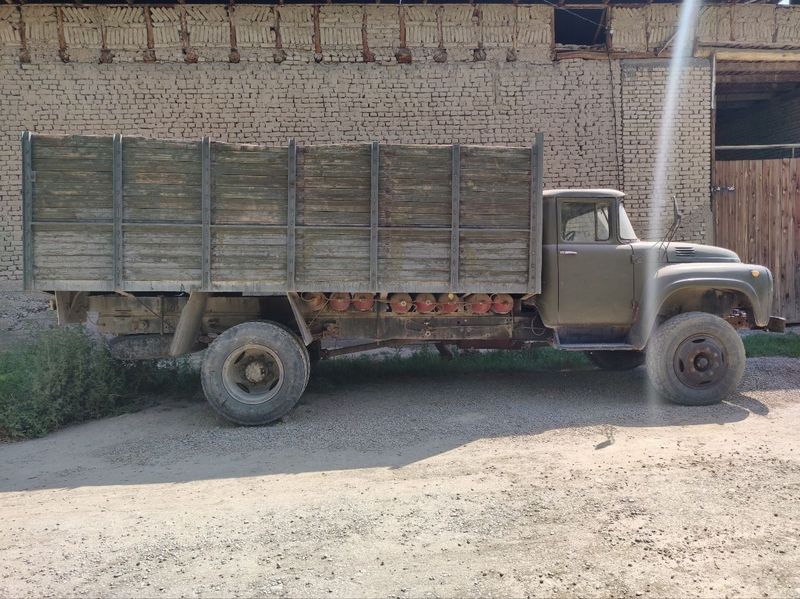 Zil 130 xolati yaxshi 1991 yil aklimator qoʻysa yuradi gazi bor Zil 130 xolati yaxshi 1991 yil aklimator qoʻysa yuradi gazi bor