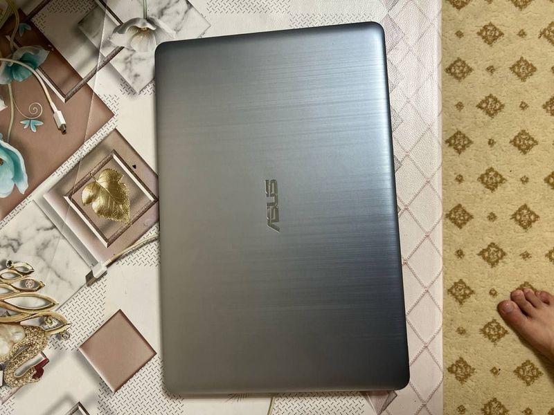 Notebook Asus sotiladi Notebook Asus sotiladi