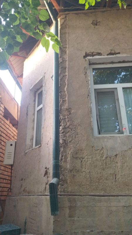 Hovli joy sotiladi salqin kanal boyida