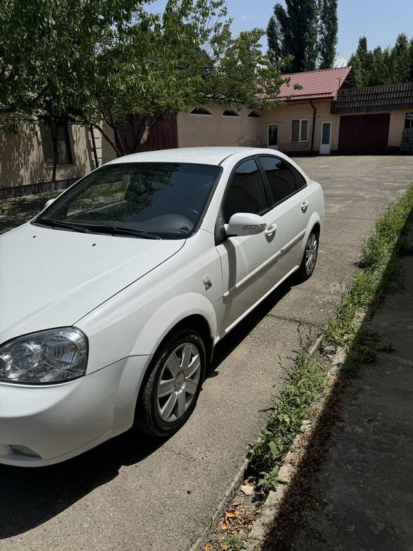 lacetti 1.8 sotiladi