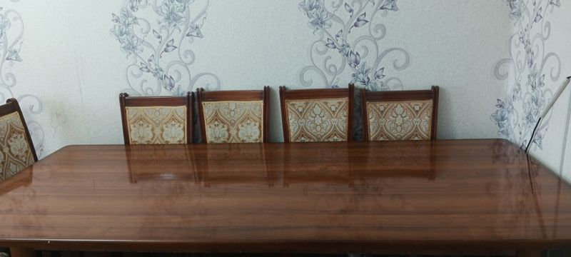 Продается стол на 12 персон и 6 сьульев Продается стол на 12 персон и 6 сьульев