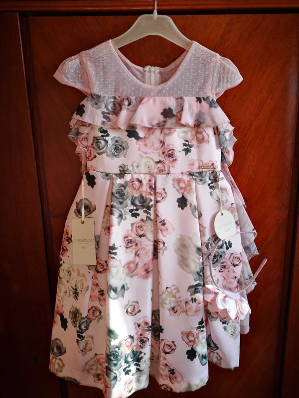 Нежное, красивое платье на 6-7 лет. Нежное, красивое платье на 6-7 лет.
