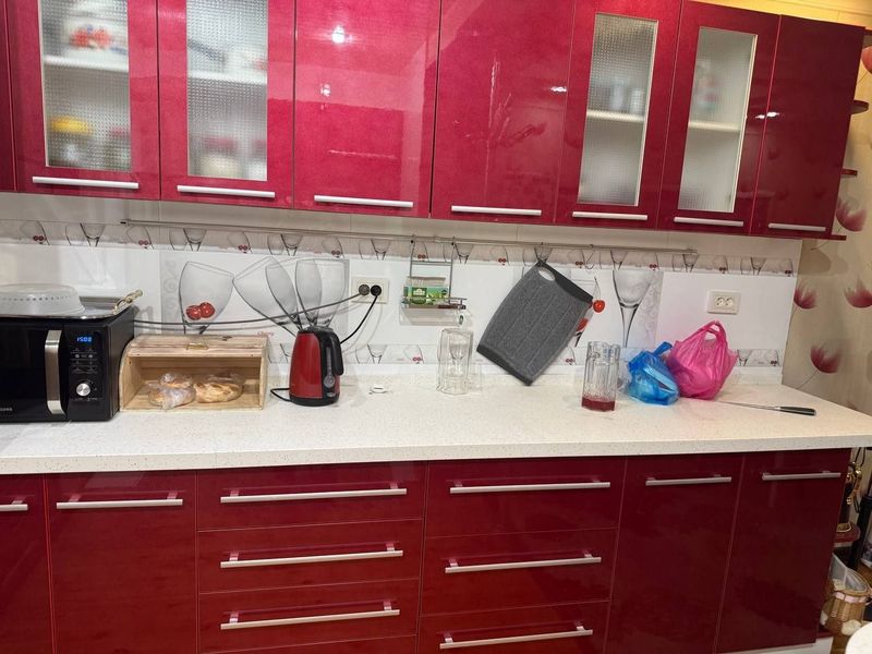 Kuhini mebl gaz plitkasi bilan Kuhini mebl gaz plitkasi bilan