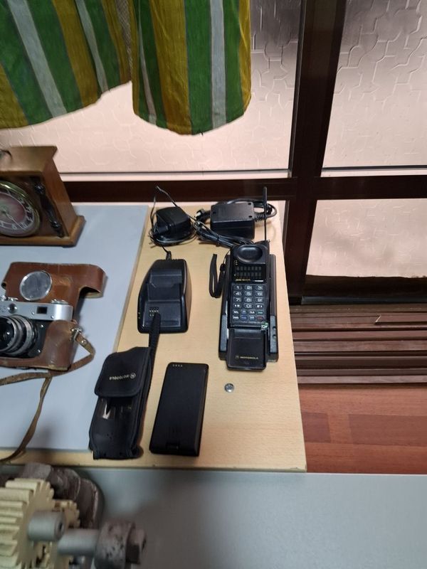 Motorola мобильный телефон с зарядним устройством Motorola мобильный телефон с зарядним устройством