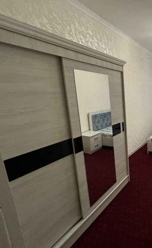 Срочний продам шкаф купе хайтек Срочний продам шкаф купе хайтек