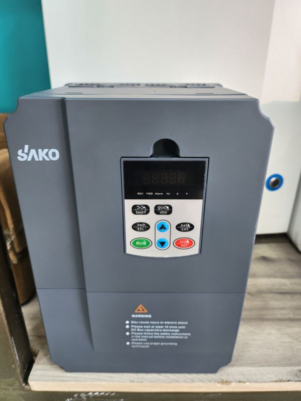 Sako 15kw chastotnik kunduz kuni ishlab beradigan invetor optom donaga Sako 15kw chastotnik kunduz kuni ishlab beradigan invetor optom donaga