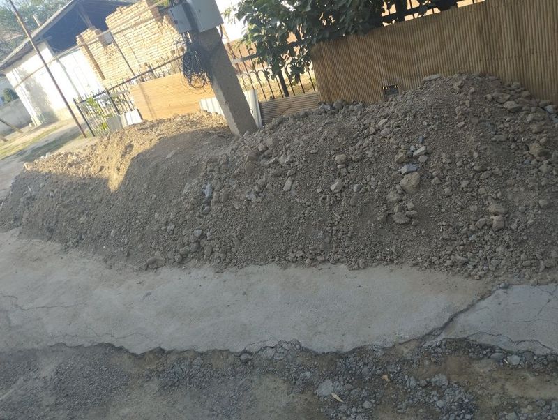 Tuproq va beton parchalari bor