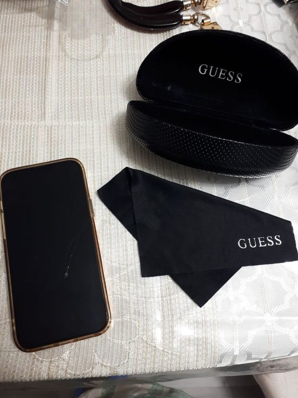 Футляр для хранения солнцезащитных очков Guess.