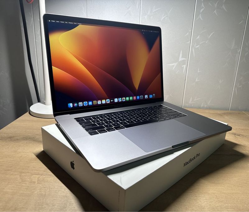 MacBook Pro 15 inch 2017, i7 16GB/256SSD