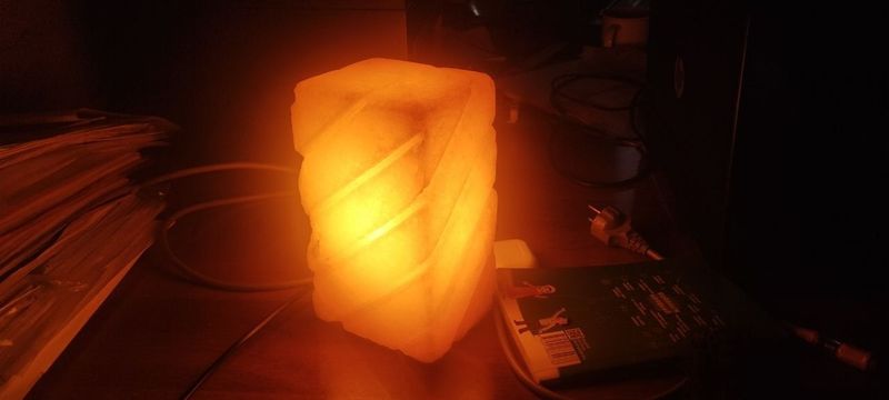 Kon tuzidan yasalgan davolovchi lampa
