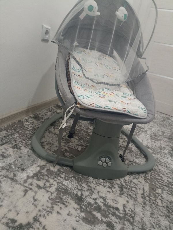 Bolalar belanchagi yangiday turibdi Bolalar belanchagi yangiday turibdi
