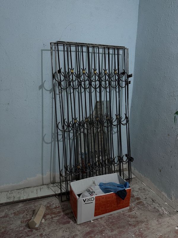 Oynaga temir reshotka sotiladi Oynaga temir reshotka sotiladi