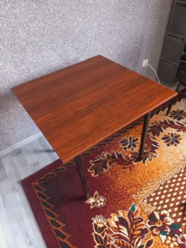 Stol, kvadrat shaklda Ideal holatda