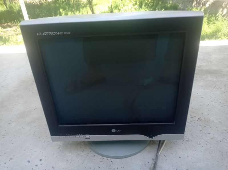 Monitor sotiladi Monitor sotiladi