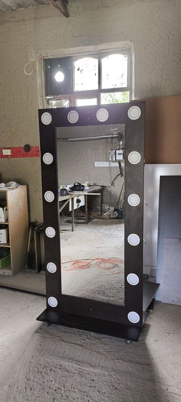 Tikuvchi va salonchilar uchun oyna sotiladi