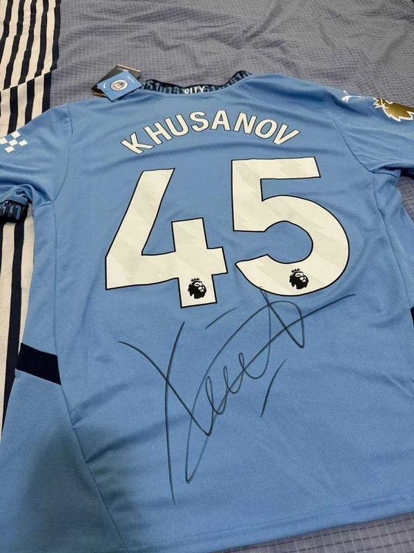 Futbolka Husanovvi imzosi bilan Futbolka Husanovvi imzosi bilan