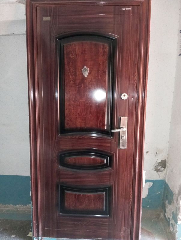 Eshik sotiladi 600ming sóm. Holati yaxshi Eshik sotiladi 600ming sóm. Holati yaxshi