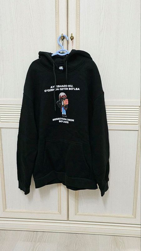 hoodie deyarli yangi bir marta kiyilgan hoodie deyarli yangi bir marta kiyilgan
