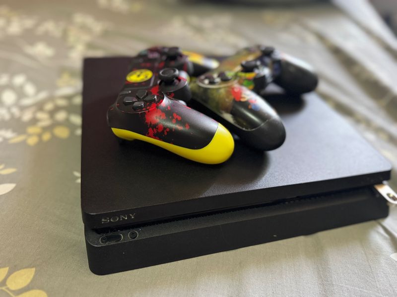 Sony PlayStation 4 512гб взломанная 2 контролера Sony PlayStation 4 512гб взломанная 2 контролера