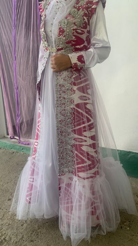Sotiladi 2 marta kelin salomga kiyilgan boyi 158sm Sotiladi 2 marta kelin salomga kiyilgan boyi 158sm