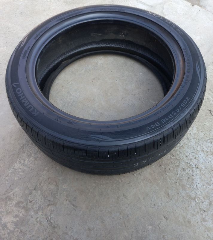 Продам Шину Kumho 235/45/R18