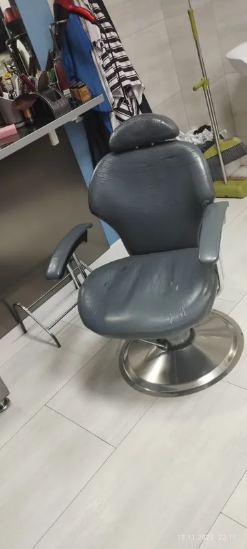 Парикмахерская кресло ножками.состояние б/у. Парикмахерская кресло ножками.состояние б/у.