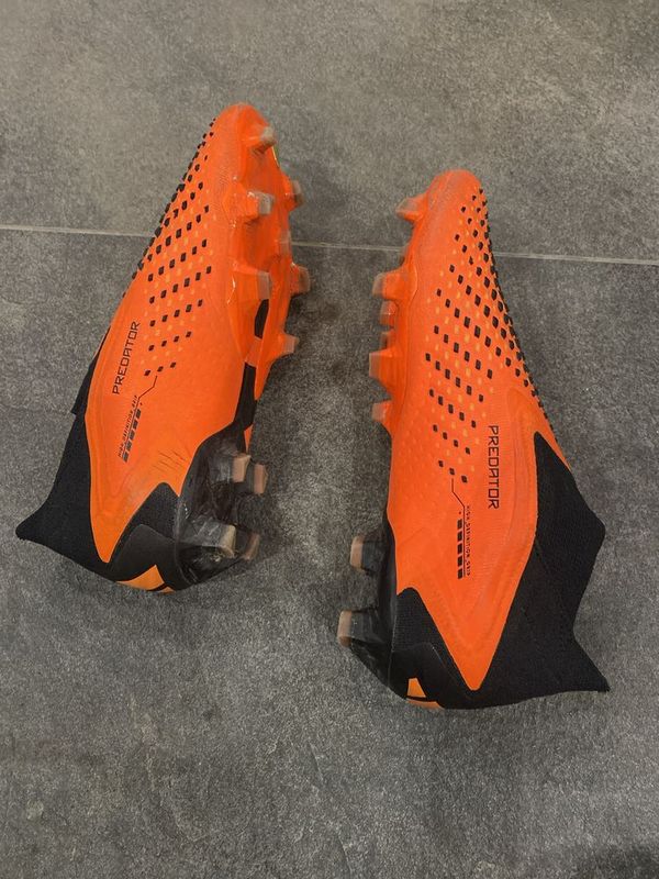 Продаю оригинальные бутсы adidas predator accuracy покупал в Милане