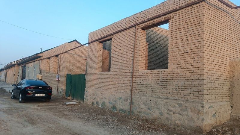 Hovli sotiladi Karmana tumanidan 8 sotih yashash sharoiti bor
