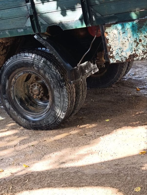 Zil moshinasi sotiladi Zil moshinasi sotiladi