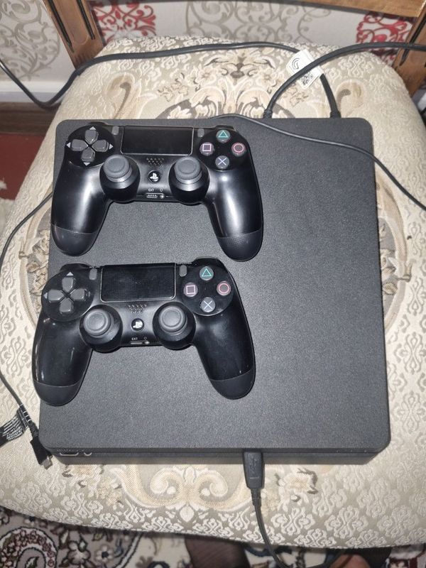 Срочно продаётся PS4. На 1 Терабайт 5 игры есть внутри 2 джойстика Срочно продаётся PS4. На 1 Терабайт 5 игры есть внутри 2 джойстика