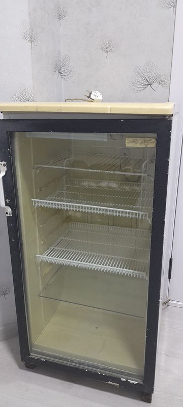 витрина холодильник вхорошем состоянии работает.