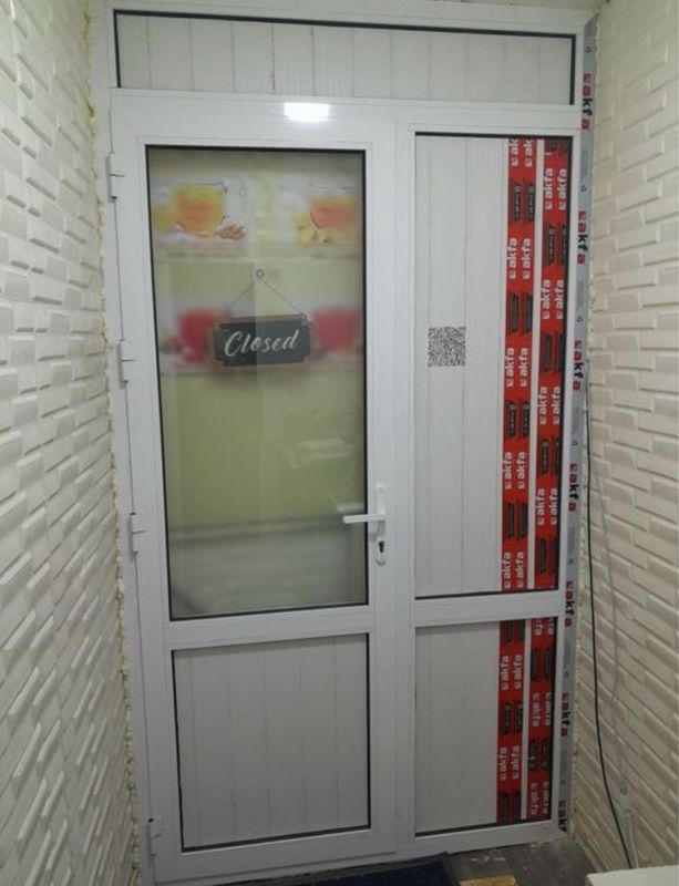Продам 2 пластиковые двери для помещений / витрины / кафе Продам 2 пластиковые двери для помещений / витрины / кафе